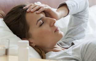دلایل سردردهای هورمونی در زنان، علائم و شیوه‌های درمانی آن